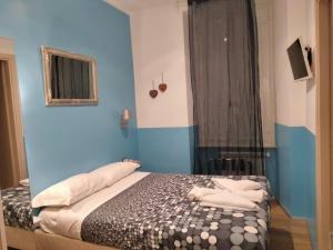 A bed or beds in a room at Mole Adriana Guest House