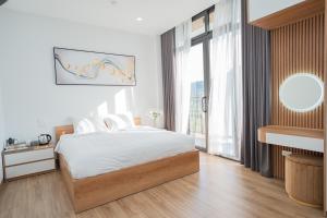 1 dormitorio con cama y ventana grande en Ami Villa Ba Vì, en Ba Vì