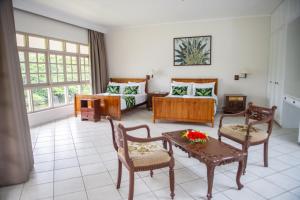 - un salon avec un canapé et une table dans l'établissement Yatu Lau Lagoon Resort Fiji, à Pacific Harbour