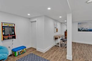 - un salon avec un jeu vidéo sur le mur dans l'établissement Dorado at The Kabins by The Falls, à Fenelon Falls