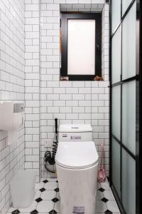 Koupelna v ubytování 1930 French Minimalist Apartment