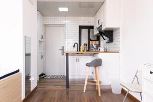 Kuchyň nebo kuchyňský kout v ubytování 1930 French Minimalist Apartment