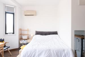 Postel nebo postele na pokoji v ubytování 1930 French Minimalist Apartment