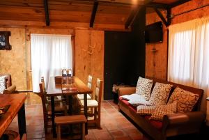 a living room with a couch and a table at Nuevo Tombstone in Valle de Bravo