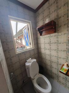 ルアンパバーンにある左岸小筑のバスルーム(トイレ付)、窓が備わります。