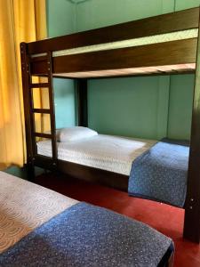 ビハグアにあるCasita el jardinの二段ベッド2組が備わる客室です。