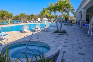 - une piscine avec des chaises longues dans l'établissement Family Vacation House at Resort, à Kissimmee