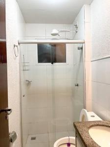 La salle de bains est pourvue d'une douche, de toilettes et d'un lavabo. dans l'établissement Apartamento em Araguari, à Araguari