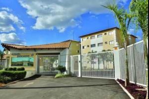a white fence in front of a house at home select apto inteiro 2 quartos Araguari in Araguari