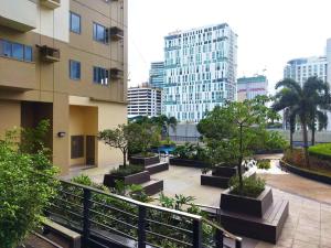 馬尼拉的住宿－HUGE Studio with Balcony in Manhattan Plaza Tower 1 in Araneta Cubao Quezon City，城市里种有树木和长凳的庭院