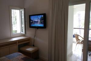 TV a/nebo společenská místnost v ubytování Green Park 101 D Apto 2 amb. frente al lago