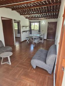 uma sala de estar com um sofá e uma mesa em Departamento em San Miguel