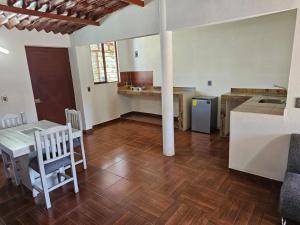 uma sala de estar com uma mesa e uma cozinha em Departamento em San Miguel