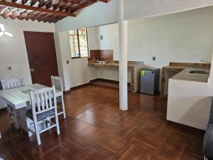 uma sala de estar com uma mesa e uma cozinha em Departamento em San Miguel