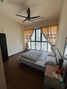 een slaapkamer met een bed en een groot raam bij Amerin Suites Residence in Seri Kembangan