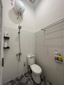 Mahardika Homestay Gamping في سليمان: حمام مع مرحاض ودش