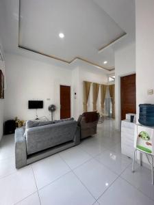 Mahardika Homestay Gamping في سليمان: غرفة معيشة كبيرة مع أريكة وتلفزيون