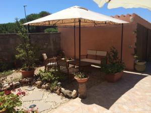 A garden outside Andrea E Valentina