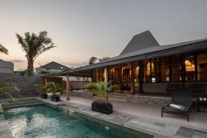 een huis met een zwembad ervoor bij Villa Lawas - Private Retreat in Gawok