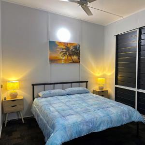 Wagait Beach的住宿－Unit 2 Golden Sands Retreat，一间卧室配有一张床和两张台灯。