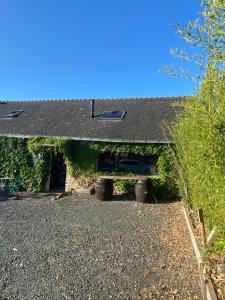 une maison avec allée et garage dans l'établissement Gîte, à Saint-Herblon