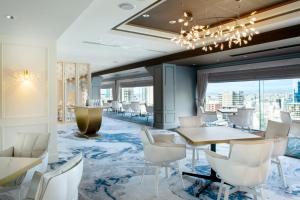 comedor con vistas a la ciudad en Nagoya Kanko Hotel, en Nagoya