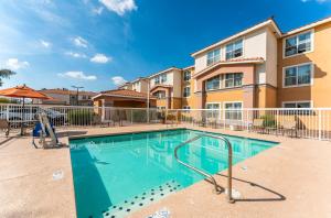 a swimming pool in front of a building at Metro Scottsdale Promo 1 bd 1 in Scottsdale