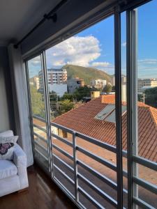 - un balcon avec vue dans l'établissement Lujoso departamento en ¨torre Alessandria¨, à Cochabamba