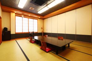 una sala conferenze con tavolo e sedie di 民宿ふくだ a Minamiōsaka