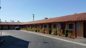 ein Gebäude mit einer Straße davor in der Unterkunft Slumber Motel in Merced