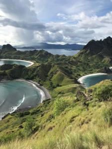 KomodoORA KOMODO HOME STAY的山坡上两个海滩的空中景色 更多22张照片