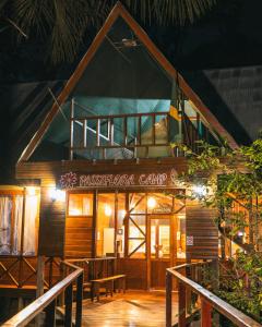 un complejo con un restaurante con balcón en Passiflora Camp, en Puerto Maldonado