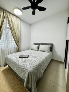 1 dormitorio con 1 cama y ventilador de techo en Chahya Embun @Putrajaya, en Putrajaya
