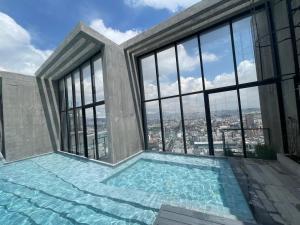 een zwembad op de top van een gebouw bij Five Stars Suites - Gótica - iQON Quito in Quito