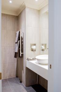 a bathroom with a sink and a mirror at Alexandra Place in Bendigo
