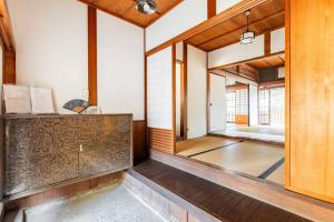 Posteľ alebo postele v izbe v ubytovaní 日々の宿: 宇野駅から車で5分 直島へ 最大7名様 古民家貸切 一棟貸し