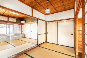 Posteľ alebo postele v izbe v ubytovaní 日々の宿: 宇野駅から車で5分 直島へ 最大7名様 古民家貸切 一棟貸し