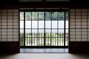 にある日々の宿: 宇野駅から車で5分 直島へ 最大7名様 古民家貸切 一棟貸しの大きな窓のある部屋への開放ドア