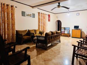 sala de estar con sofás y sillas en Cozy village house en Tudugalla