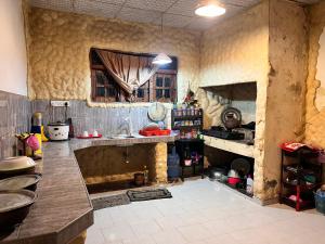 cocina con fregadero y encimera en Cozy village house en Tudugalla