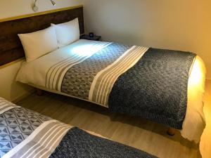 a bed in a room with a bedskirts at Niruyakanaya BISE - Vacation STAY 44389v in Bise