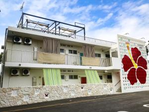 un edificio bianco con balcone sul lato di Niruyakanaya BISE - Vacation STAY 44392v a Bise
