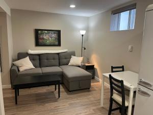 אזור ישיבה ב-Entire Basement Guest Suite In Cranbrook