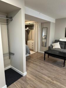 מיטה או מיטות בחדר ב-Entire Basement Guest Suite In Cranbrook