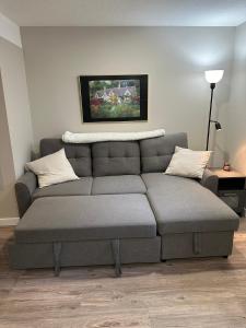 אזור ישיבה ב-Entire Basement Guest Suite In Cranbrook