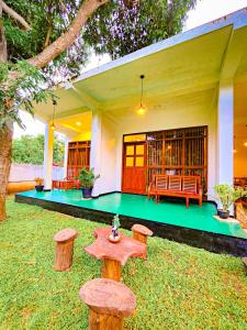 dom ze stołem i ławkami na dziedzińcu w obiekcie Elite Safari Resort w mieście Udawalawe