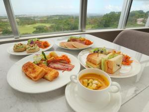 stół z talerzami jedzenia i filiżanką zupy w obiekcie ANSA Okinawa Resort w mieście Uruma
