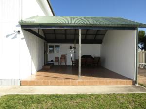 un pabellón con una mesa y sillas en un patio en Seaview Retreat en Tiddy Widdy