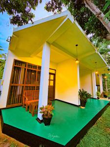 dom z zieloną podłogą i żółtą w obiekcie Elite Safari Resort w mieście Udawalawe
