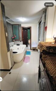 Koupelna v ubytování TURI Suite con Jacuzzi, centro de la ciudad